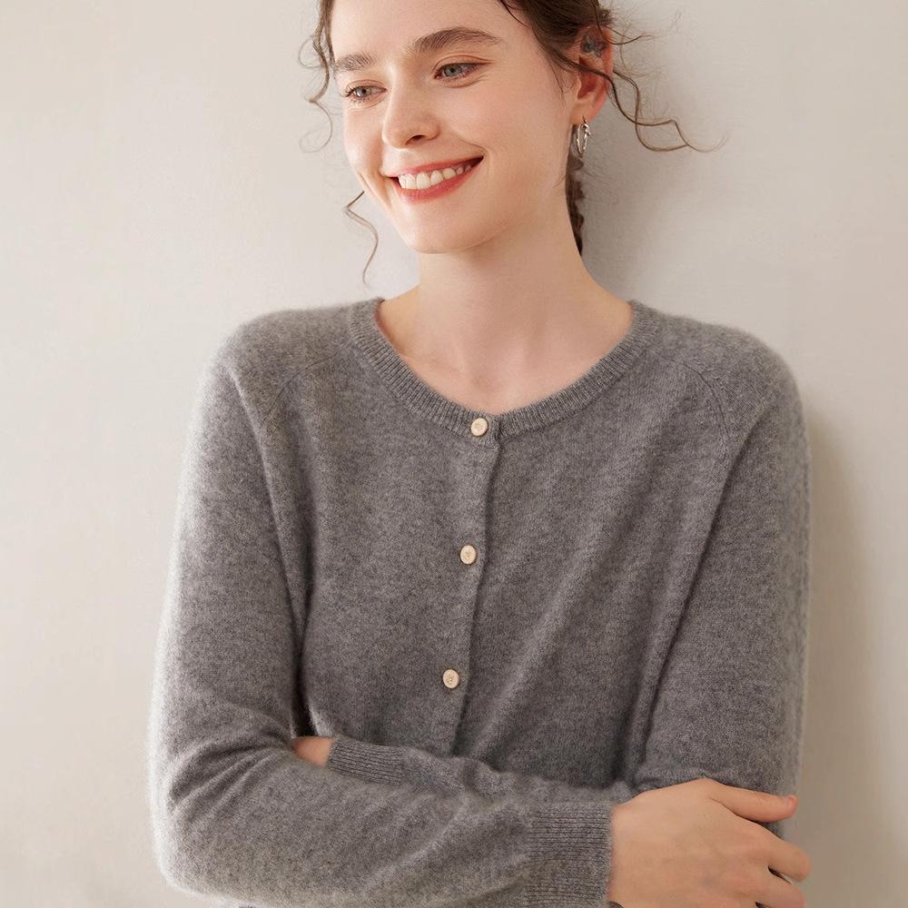 Women s Cashmere Raglan Sleeve Cardigan - Thin, Round Neck, Solid Color, Loose Fit for Autumn and Winter Extra Large
Women s Cashmere Raglan Sleeve Cardigan - Thin, Round Neck, Solid Color, Loose Fit for Autumn and Winter Extra Large