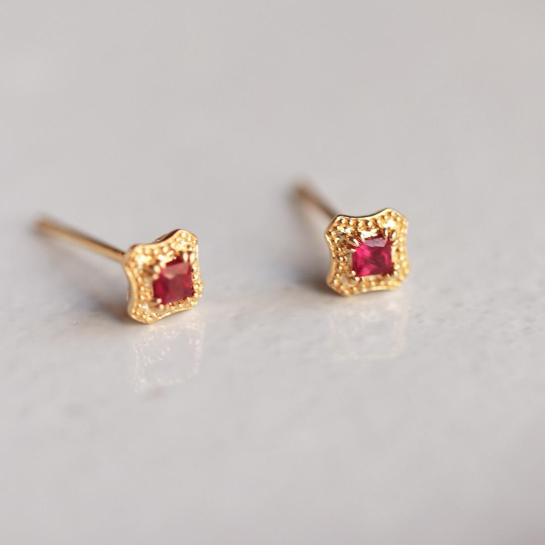 Niche Design Minimalist Stud Earrings: Sterling Silver s925 with Three-Dimensional Round Diamond 925 Silver
Niche Design Minimalist Stud Earrings: Sterling Silver s925 with Three-Dimensional Round Diamond 925 Silver
