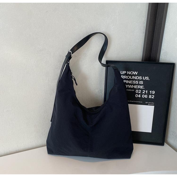 Large-capacity tote bag women s new versatile casual simple shoulder bag high-end sense niche commuter messenger bag чорний
Large-capacity tote bag women s new versatile casual simple shoulder bag high-end sense niche commuter messenger bag чорний