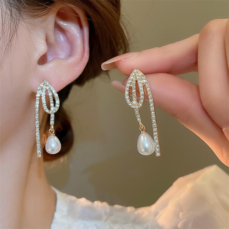 Inlaid Crystal Imitation Pearl Waterdrop Tassel Long Personality Geometry Dangle Earrings for Women Korean Fashion Jewelry
Inlaid Crystal Imitation Pearl Waterdrop Tassel Long Personality Geometry Dangle Earrings for Women Korean Fashion Jewelry