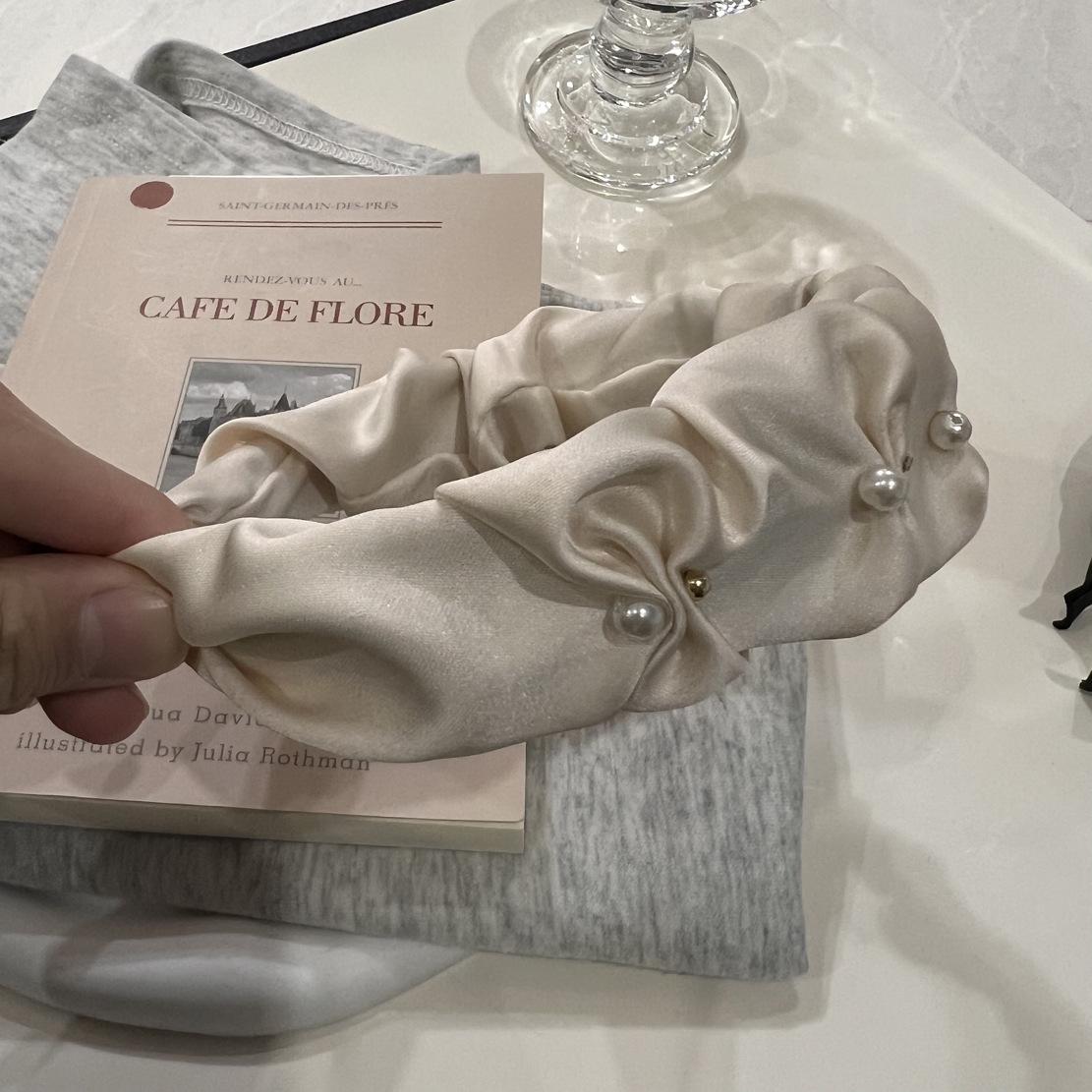 Elevated Pearl Pleated Satin Wide Headband for Versatile Fashion and Outings вершковий/абрикосовий
Elevated Pearl Pleated Satin Wide Headband for Versatile Fashion and Outings вершковий/абрикосовий