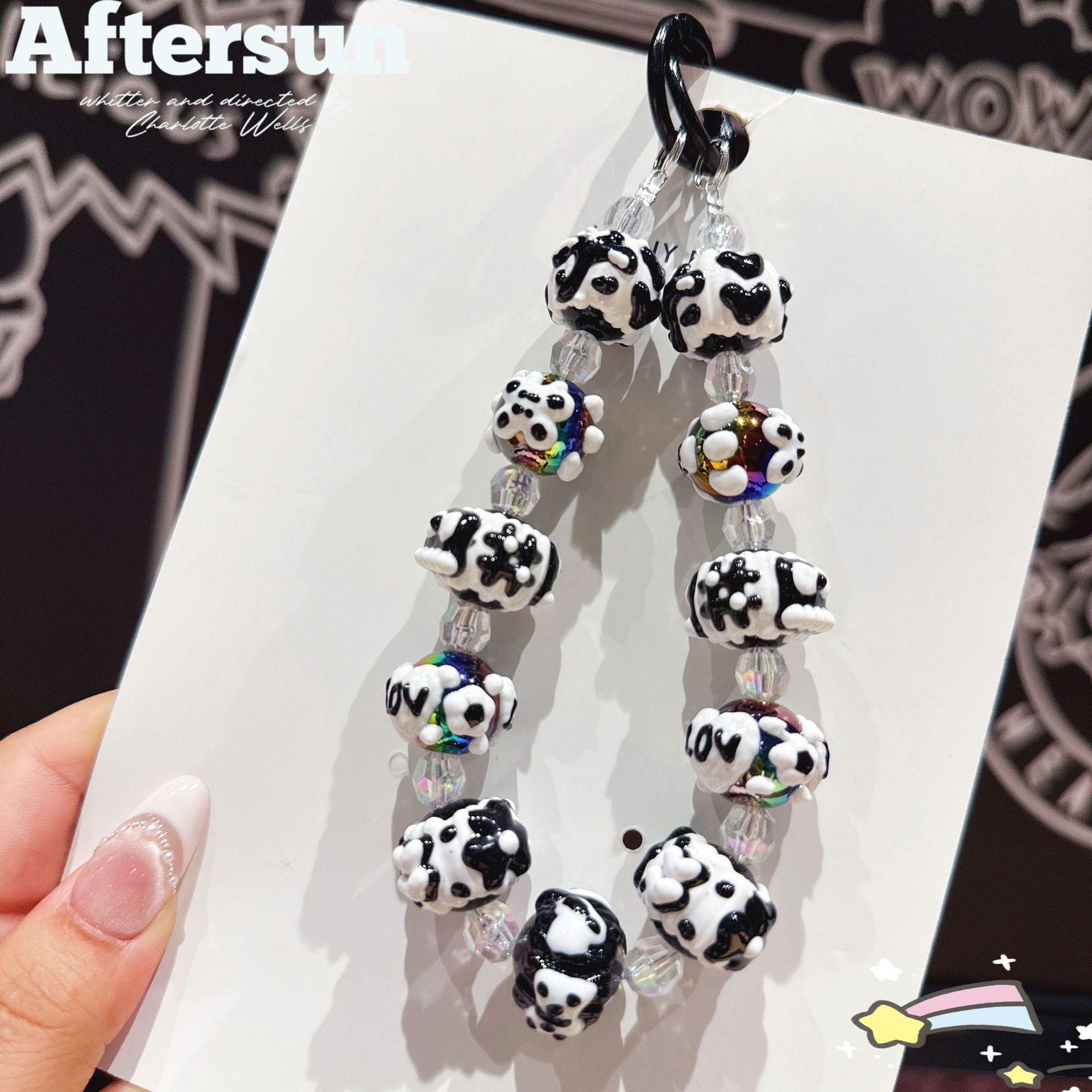 Намисто для телефону ручної роботи з бісеру та брелок-шарм
Намисто для телефону ручної роботи з бісеру та брелок-шарм