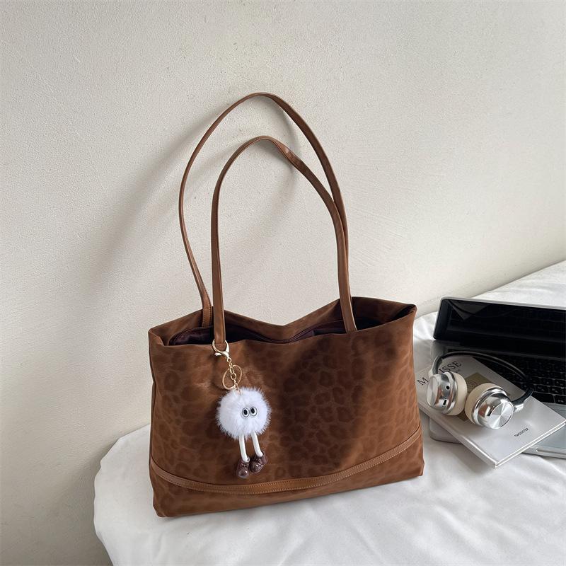 Leopard print bag women s large-capacity new autumn and winter versatile messenger bag casual and popular commuter tote bag Without pendant коричневый
Leopard print bag women s large-capacity new autumn and winter versatile messenger bag casual and popular commuter tote bag Without pendant коричневый