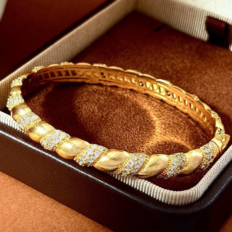 17CM New Vintage 100% High Quality Pave 5a Zirconia Rotating Brushed Bracelet for Women Gift Party Fine Luxury Jewelry
17CM New Vintage 100% High Quality Pave 5a Zirconia Rotating Brushed Bracelet for Women Gift Party Fine Luxury Jewelry