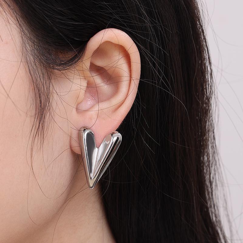 Elegant Heart-Shaped Stainless Steel Earrings: European & American Style, Simple Geometric Design for Women
Elegant Heart-Shaped Stainless Steel Earrings: European & American Style, Simple Geometric Design for Women