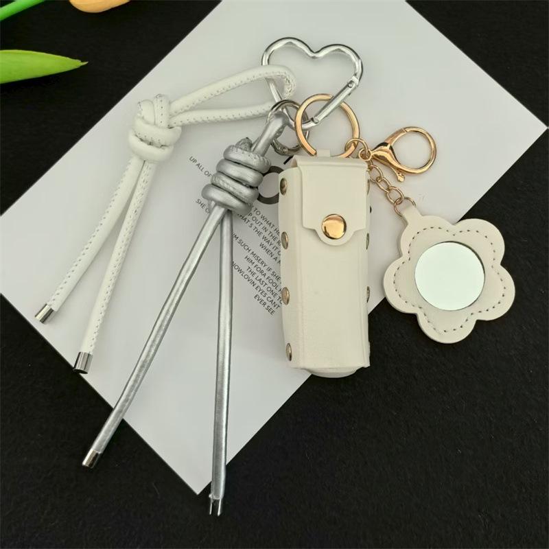 Portable Lipstick Mirror Red Leather Keychain Pendant Gift for Girls білий
Portable Lipstick Mirror Red Leather Keychain Pendant Gift for Girls білий