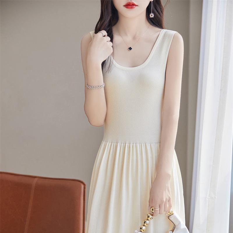 2025 Spring/Summer Ice Silk U-Neck Knitted Midi Dress: Solid Color, High Waist, Sleeveless Design for Women One Size
2025 Spring/Summer Ice Silk U-Neck Knitted Midi Dress: Solid Color, High Waist, Sleeveless Design for Women One Size