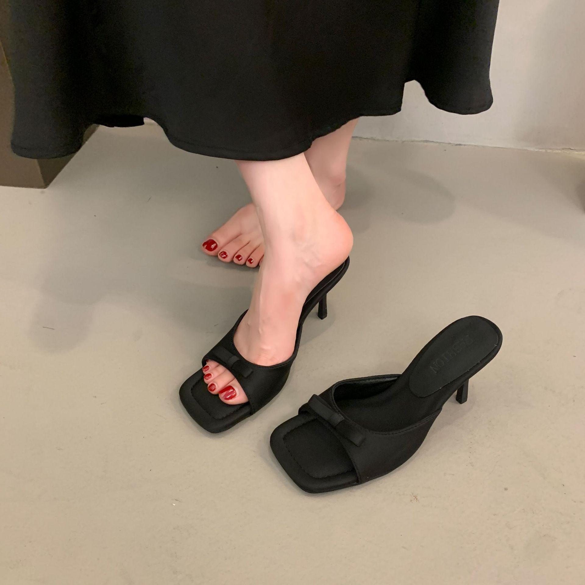 Тапочки з бантом у формі ніші на високих підборах Французькі маленькі босоніжки Напівтапочки Muller нові босоніжки на високих підборах жіночий літній одяг 35 чорний
Тапочки з бантом у формі ніші на високих підборах Французькі маленькі босоніжки Напівтапочки Muller нові босоніжки на високих підборах жіночий літній одяг 35 чорний