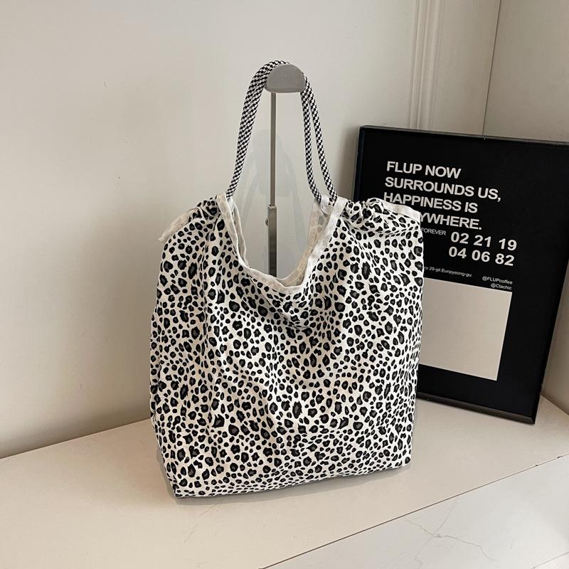 Leopard print large capacity commuter tote bag canvas bag 2025 new underarm bag for going out casual fashion shoulder bag
Leopard print large capacity commuter tote bag canvas bag 2025 new underarm bag for going out casual fashion shoulder bag