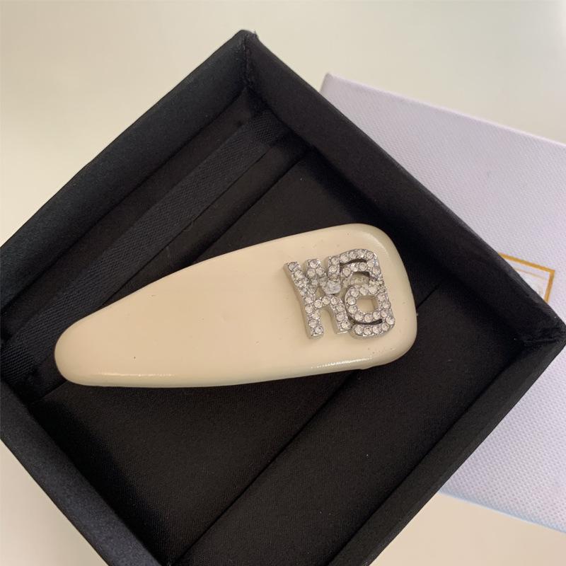 Стильная корейская заколка-капля со стразами и буквой для челки грязно-белый
Стильная корейская заколка-капля со стразами и буквой для челки грязно-белый