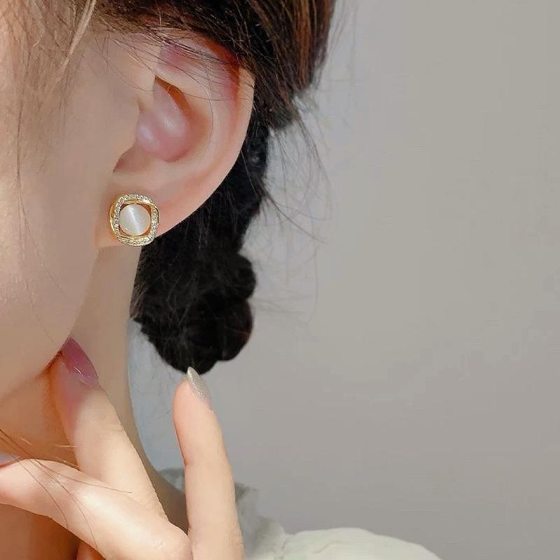 Square opal ear clips without holes, high-end light luxury zircon stud earrings, femininity retro painless mosquito coil disc earrings.
Square opal ear clips without holes, high-end light luxury zircon stud earrings, femininity retro painless mosquito coil disc earrings.