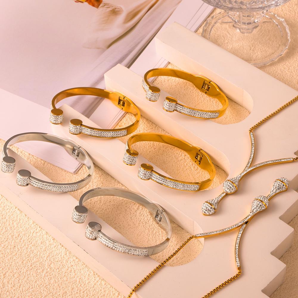 European and American Popular Snake Head Diamond Pendant Open Bangle Light Luxury Gold-Plated Titanium Steel Snake Bone Chain Set
European and American Popular Snake Head Diamond Pendant Open Bangle Light Luxury Gold-Plated Titanium Steel Snake Bone Chain Set