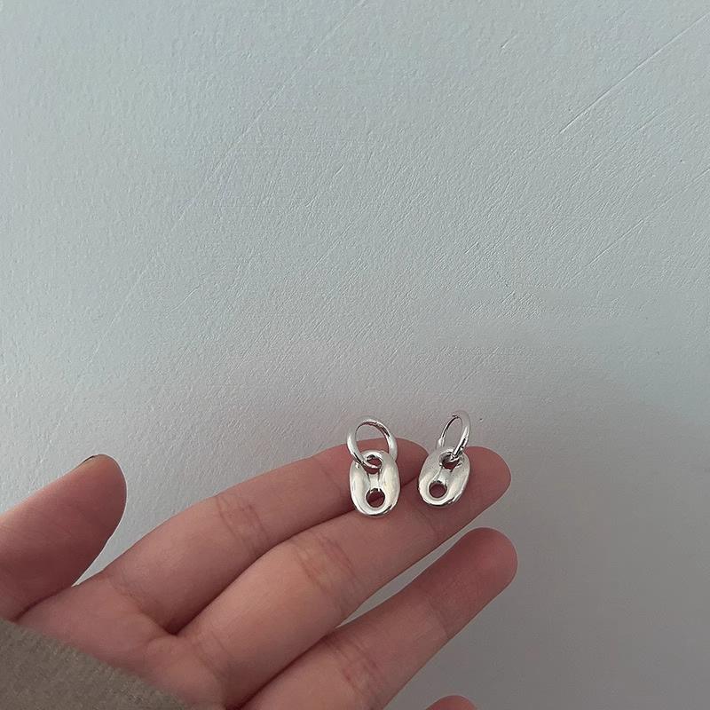 Minimalist heavy industry temperament Japanese character pig nose earrings women s fashion niche design Japanese and Korean ins style stud earrings
Minimalist heavy industry temperament Japanese character pig nose earrings women s fashion niche design Japanese and Korean ins style stud earrings