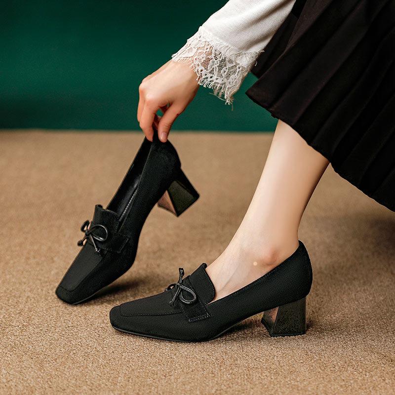 Square head high heels autumn and winter bow women s shoes new style brown retro thick heel single shoes 39 темно-коричневого кольору
Square head high heels autumn and winter bow women s shoes new style brown retro thick heel single shoes 39 темно-коричневого кольору