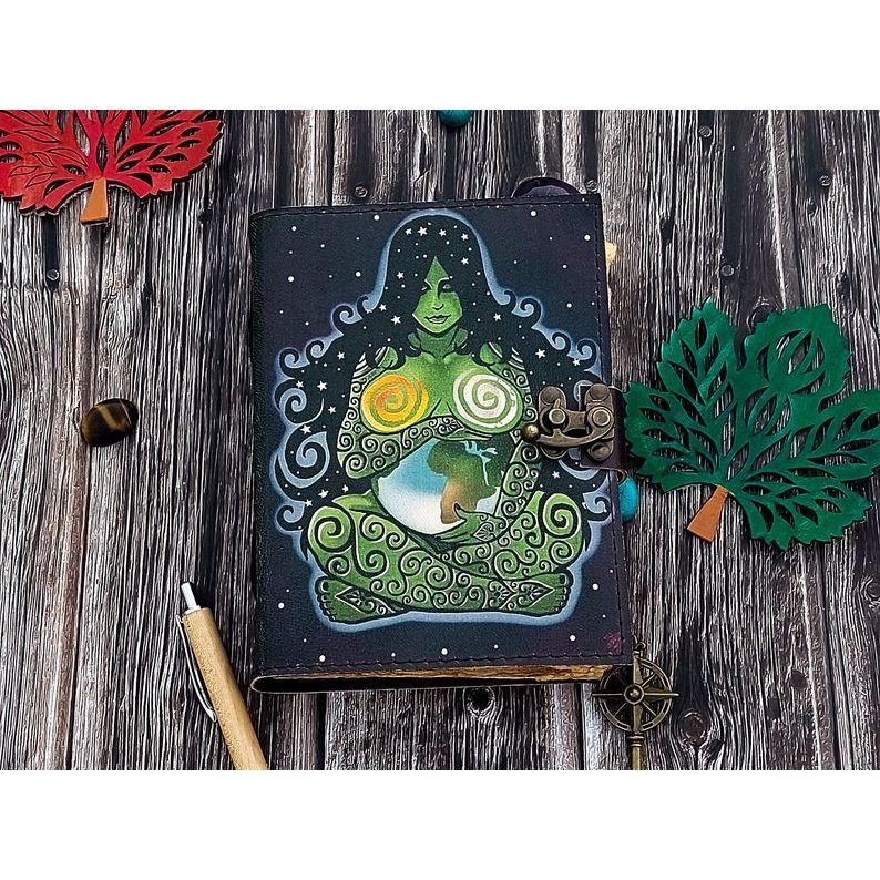 Кожаный блокнот ручной работы Богиня-мать для мужчин и женщин, дорожный скетчбук, чистая книга с бумагой ручной работы с состаренным краем и замком 7 x 5 in
Кожаный блокнот ручной работы Богиня-мать для мужчин и женщин, дорожный скетчбук, чистая книга с бумагой ручной работы с состаренным краем и замком 7 x 5 in