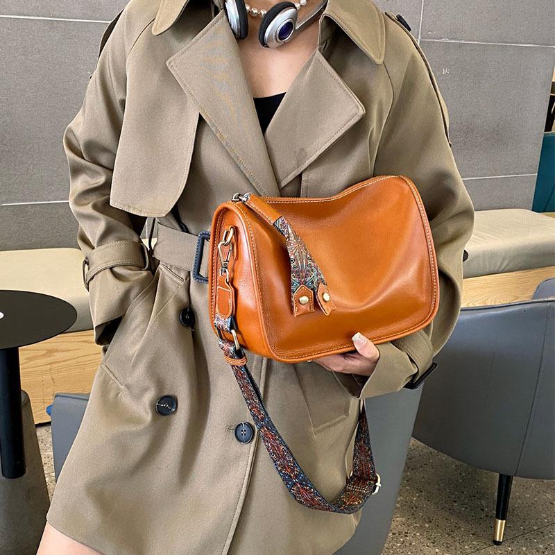 The First layer Vegetable Tanned Leather Bag for Girls with High End and Versatile Genuine Leather Shoulder Bag New Niche Design Crossbody Bag
The First layer Vegetable Tanned Leather Bag for Girls with High End and Versatile Genuine Leather Shoulder Bag New Niche Design Crossbody Bag