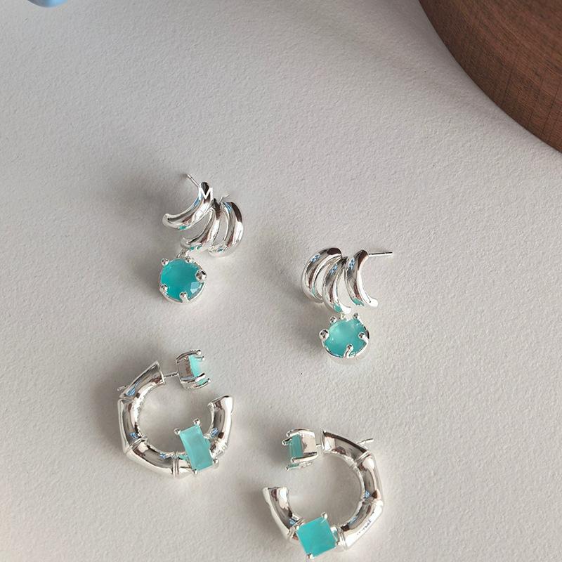Zircon multi-layer c-shaped round pendant stud earrings, small fresh and fashionable high-end earrings, light luxury and simple earrings.
Zircon multi-layer c-shaped round pendant stud earrings, small fresh and fashionable high-end earrings, light luxury and simple earrings.