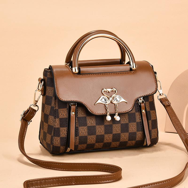 Маленькая квадратная сумка женская сумка сумка-мессенджер женская универсальная 2025 новая сумка-тоут модная стильная сумка на плечо с высоким чувством
Маленькая квадратная сумка женская сумка сумка-мессенджер женская универсальная 2025 новая сумка-тоут модная стильная сумка на плечо с высоким чувством