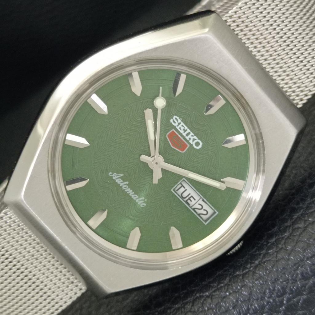 SEIKO 5 AUTOMATIC 6309A VINTAGE JAPAN MENS GREEN COLOR DIAL WATCH a701424-5 R206b-a701424
SEIKO 5 AUTOMATIC 6309A VINTAGE JAPAN MENS GREEN COLOR DIAL WATCH a701424-5 R206b-a701424