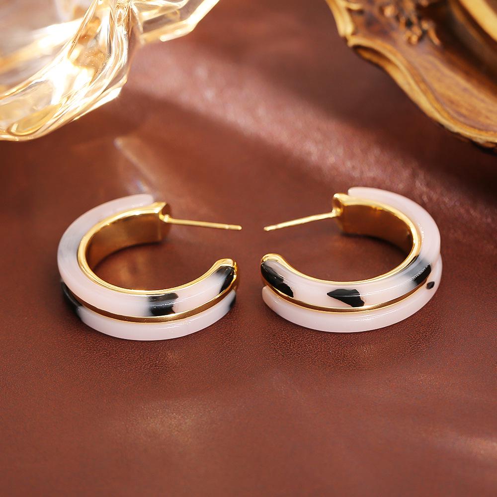 Leopard Print C-Shape Hoop Earrings: Retro INS Style, High-End Fashion, Simple & Elegant for Women
Leopard Print C-Shape Hoop Earrings: Retro INS Style, High-End Fashion, Simple & Elegant for Women
