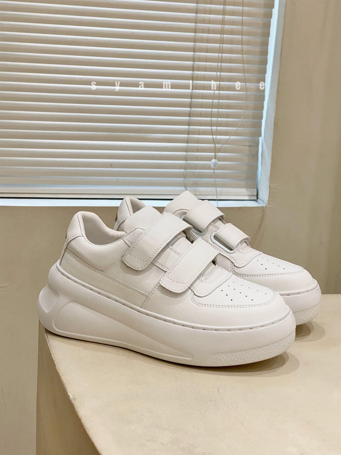 Маленькие белые туфли на толстой подошве на липучках женские 2025 новые весна-осень популярные универсальные кожаные маффины спортивные и повседневные кеды 39 белый
Маленькие белые туфли на толстой подошве на липучках женские 2025 новые весна-осень популярные универсальные кожаные маффины спортивные и повседневные кеды 39 белый