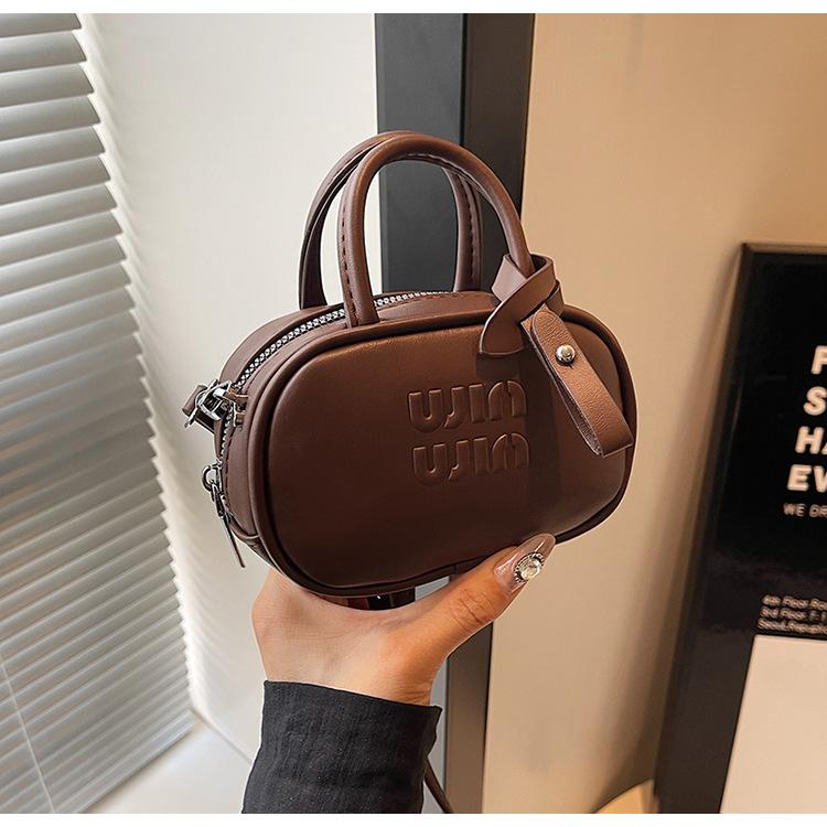 Осіння ретро портативна жіноча сумка 2024 нова модна сумка через плече з текстурою ніші великої місткості жіноча сумка-мессенджер
Осіння ретро портативна жіноча сумка 2024 нова модна сумка через плече з текстурою ніші великої місткості жіноча сумка-мессенджер