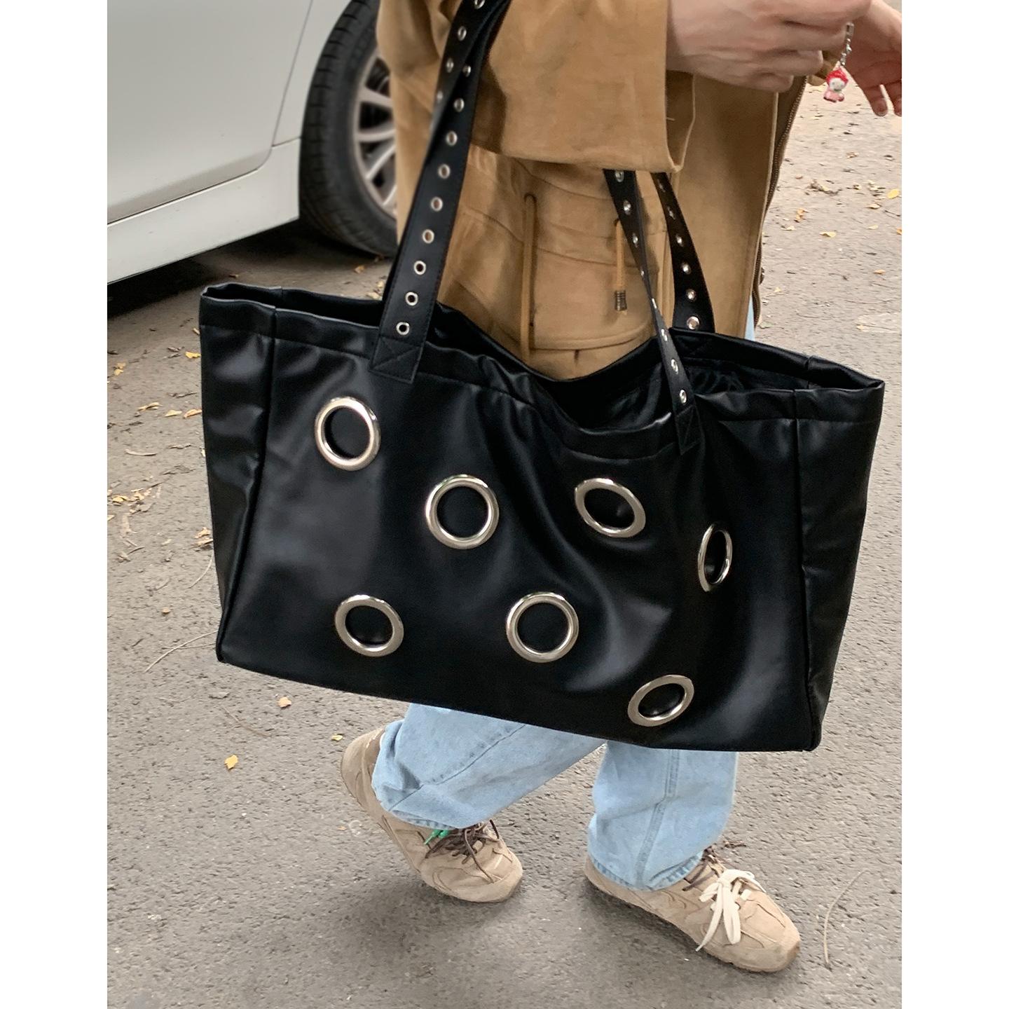 Bag Large Capacity Women s Tote Bag 2025 New Simple Black Shoulder Bag Versatile Commuter Armpit Bag чёрный
Bag Large Capacity Women s Tote Bag 2025 New Simple Black Shoulder Bag Versatile Commuter Armpit Bag чёрный