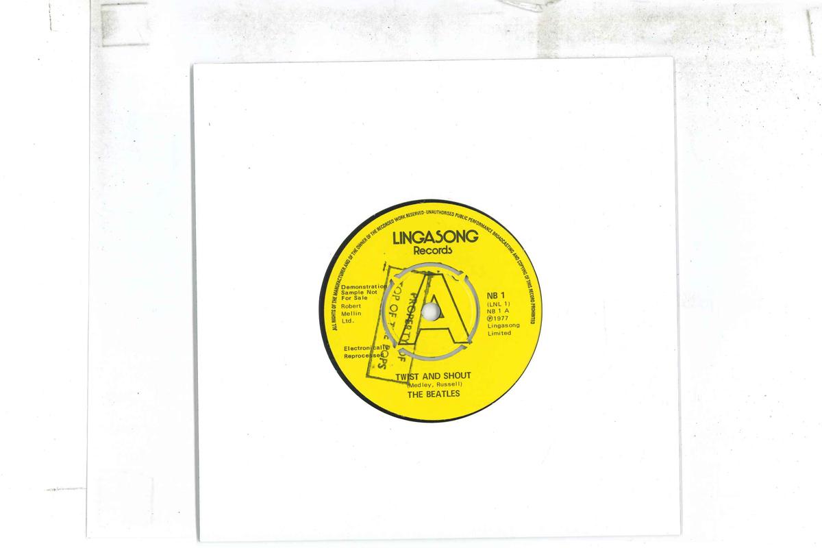 7inch Record BEATLES Twist And Shout Falling In Love A NB1PROMO LINGASONG 1977 UK Rock Used
7inch Record BEATLES Twist And Shout Falling In Love A NB1PROMO LINGASONG 1977 UK Rock Used