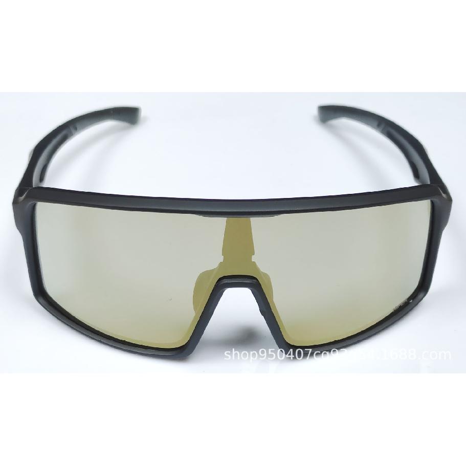 Photochromic polarized cycling glasses for men and women, windproof and sandproof, suitable for running, road cycling, and mountaineering sports Black Frame-Full Gold Pla
Photochromic polarized cycling glasses for men and women, windproof and sandproof, suitable for running, road cycling, and mountaineering sports Black Frame-Full Gold Pla