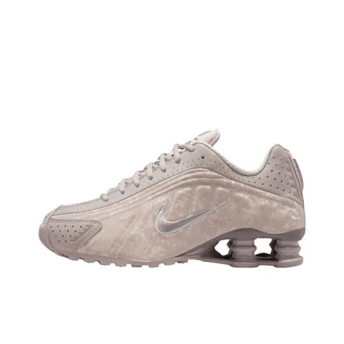 Nike Shox R4 Плоский Оловянный Цветочный HV0934-001 Женский Размер EU 36 серый
Nike Shox R4 Плоский Оловянный Цветочный HV0934-001 Женский Размер EU 36 серый