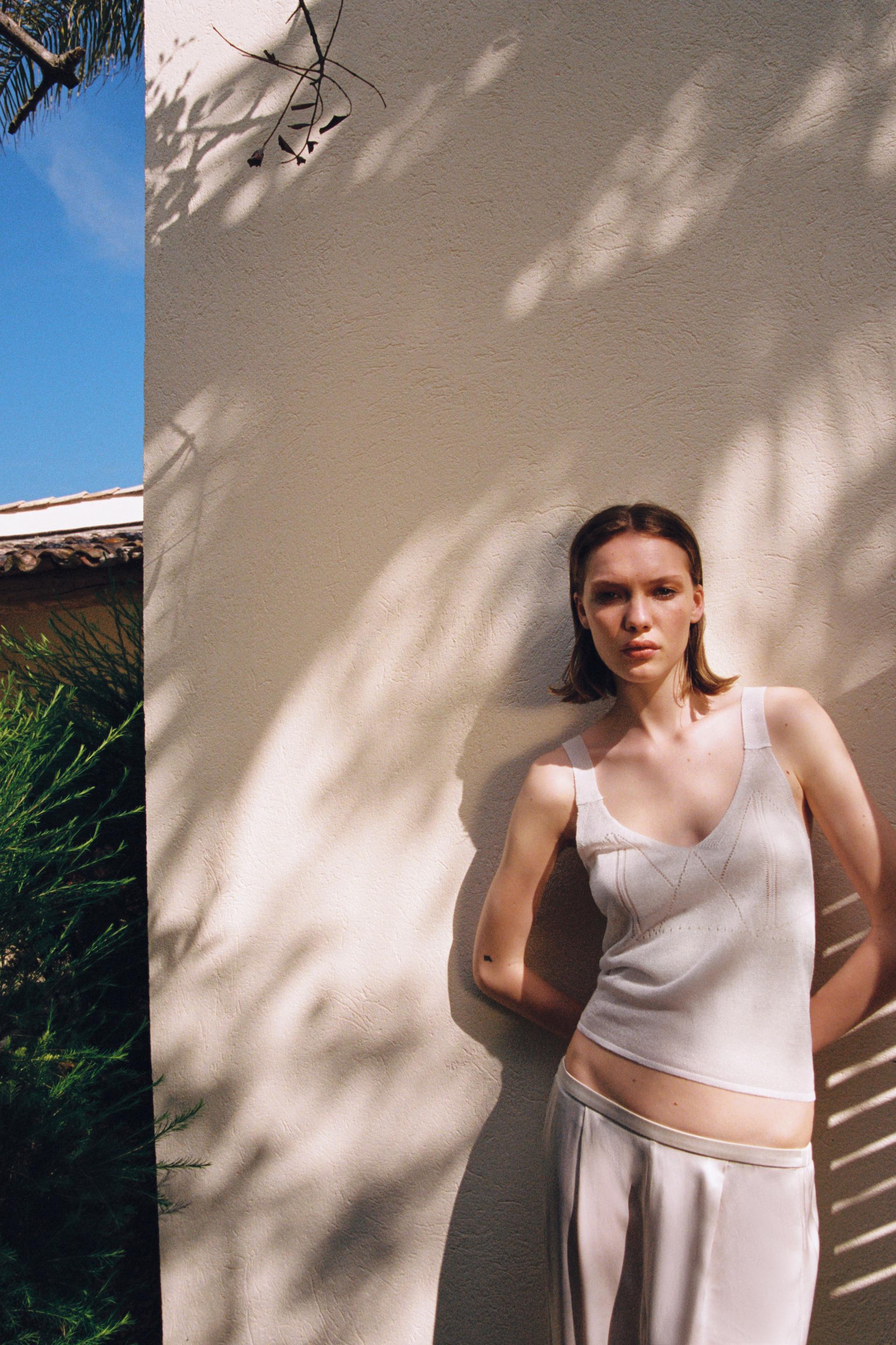 ТРИКОТАЖНЫЙ ТОП С БРЯЗКАМИ
ТРИКОТАЖНЫЙ ТОП С БРЯЗКАМИ