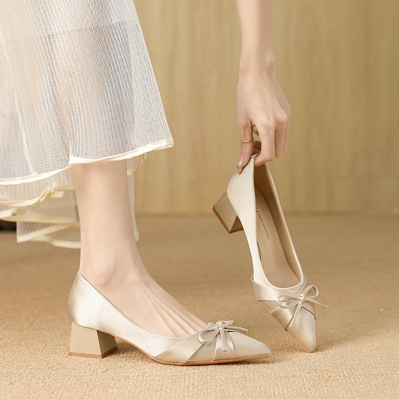 3311 fashion show thick heel pointed new bow high-end sense satin surface women s middle heel single shoes women 34
3311 fashion show thick heel pointed new bow high-end sense satin surface women s middle heel single shoes women 34