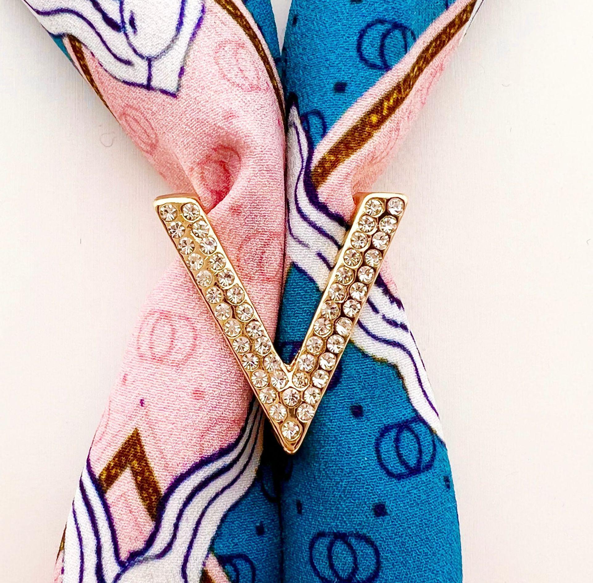 Пряжка для шелкового шарфа в корейском стиле в форме буквы V: Элегантный и минималистичный аксессуар-шаль
Пряжка для шелкового шарфа в корейском стиле в форме буквы V: Элегантный и минималистичный аксессуар-шаль