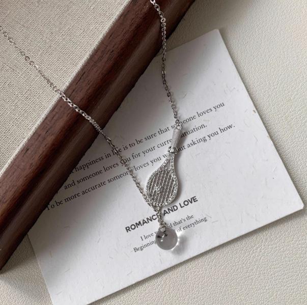 Кришталева necklace з ракеткою для тенісу: Високоякісний чокер у стилі «Old Money» для жінок
Кришталева necklace з ракеткою для тенісу: Високоякісний чокер у стилі «Old Money» для жінок