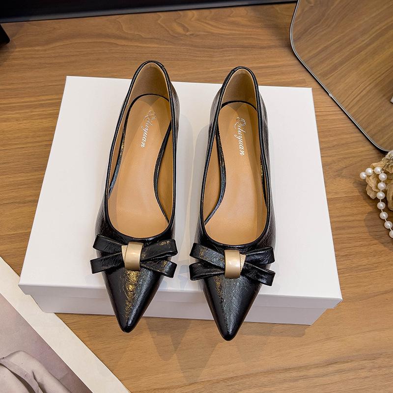 French medium heel shallow mouth single shoes women s 2025 spring new bow large size women s shoes pointed high heels thick heel 34 чёрный
French medium heel shallow mouth single shoes women s 2025 spring new bow large size women s shoes pointed high heels thick heel 34 чёрный