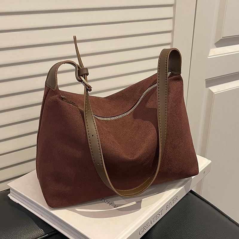 Нейлоновая сумка в ретро-стиле в иностранном стиле, новая модель ранней осени 2025 года, вместительная однотонная повседневная замшевая сумка через плечо
Нейлоновая сумка в ретро-стиле в иностранном стиле, новая модель ранней осени 2025 года, вместительная однотонная повседневная замшевая сумка через плечо