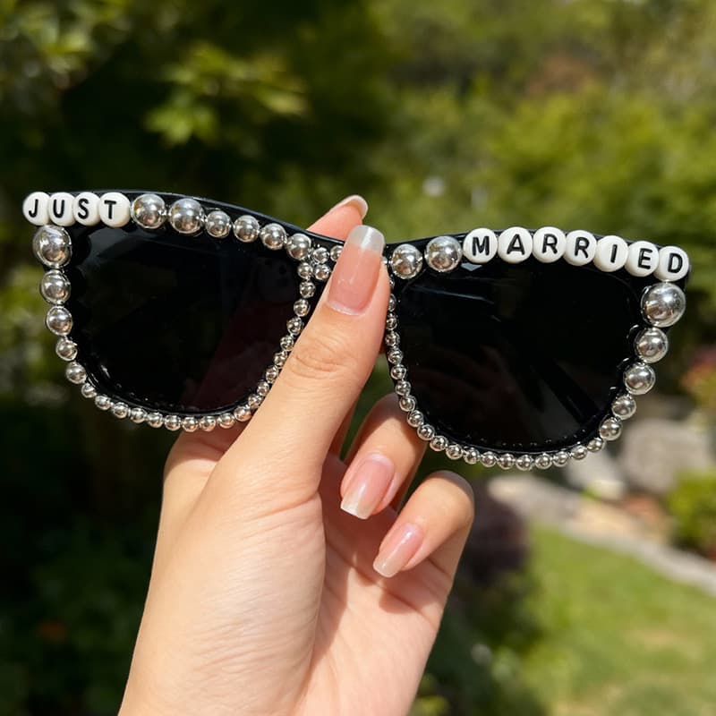 Bling Pearl Just Married Heart Sunglasses For Bride Bachelorette Party Wedding Honeymoon Fashion Eyewear KJ230
Bling Pearl Just Married Heart Sunglasses For Bride Bachelorette Party Wedding Honeymoon Fashion Eyewear KJ230