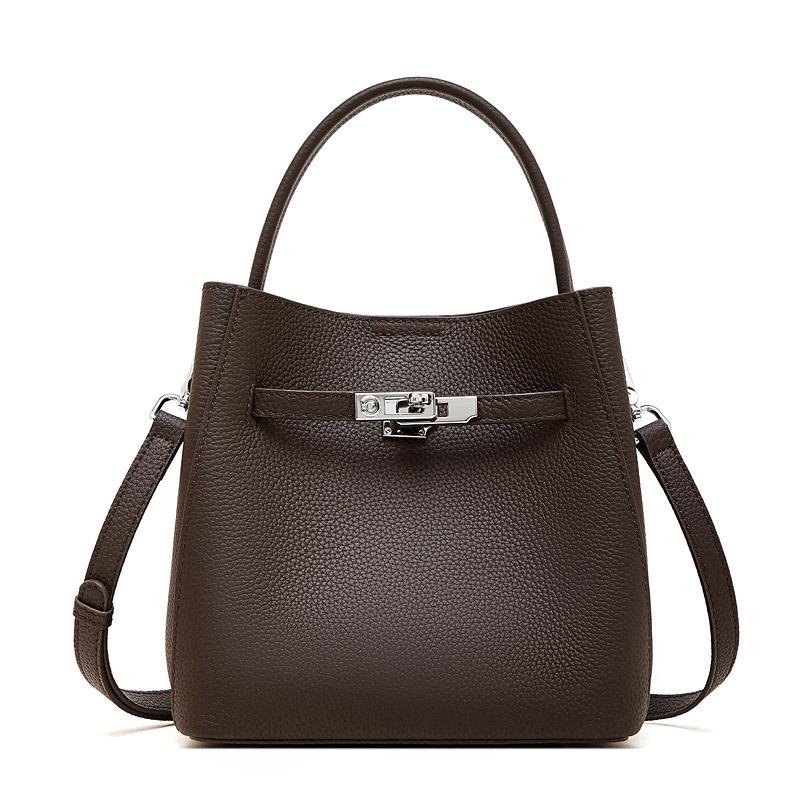 First Layer Cowhide Vegetable Basket Bucket Bag Women S Leather Versatile Premium Shoulder Bag Portable Oblique Span Women S Bag 19*14*19.5 темно-коричневого кольору
First Layer Cowhide Vegetable Basket Bucket Bag Women S Leather Versatile Premium Shoulder Bag Portable Oblique Span Women S Bag 19*14*19.5 темно-коричневого кольору