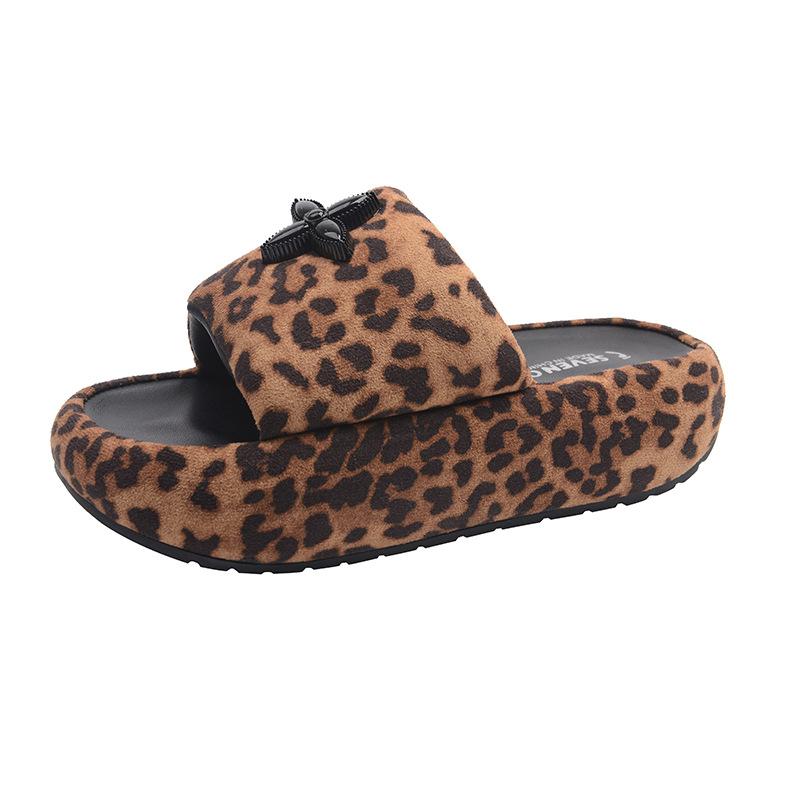 Small man increases height, thick-soled cool slippers, women s shoes wear 2025 new summer leopard print muffin bottom one-word slippers 40
Small man increases height, thick-soled cool slippers, women s shoes wear 2025 new summer leopard print muffin bottom one-word slippers 40