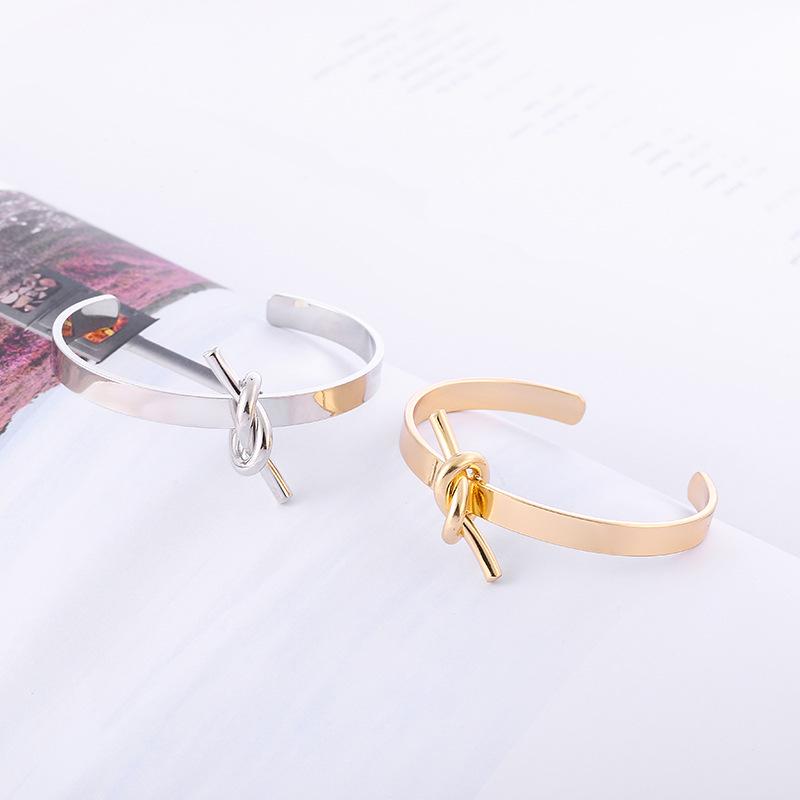 Fashionable Gold/Silver/Copper Open Bangle Bracelet with Classic Stylish Embellishments золотой
Fashionable Gold/Silver/Copper Open Bangle Bracelet with Classic Stylish Embellishments золотой