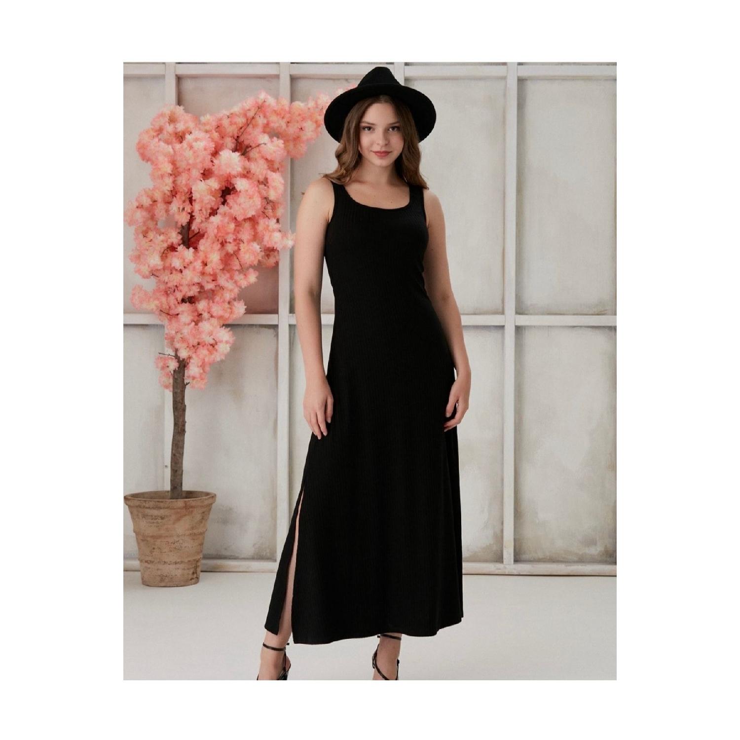 Женское платье-бретелька с разрезом по бокам S чёрный
Женское платье-бретелька с разрезом по бокам S чёрный