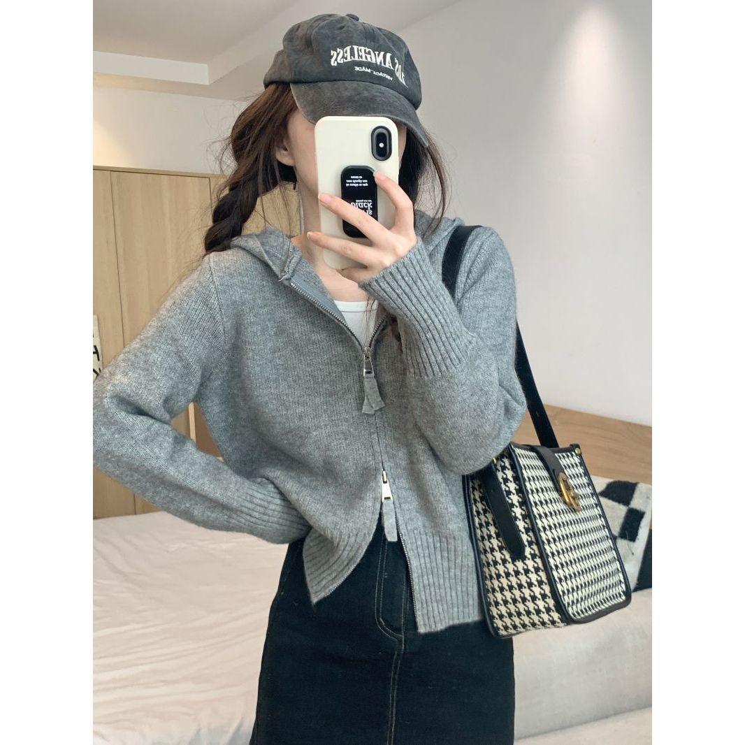 Women s Gray Knit Hooded Cardigan with Double Zippers - Short Autumn/Winter Sweater One Size
Women s Gray Knit Hooded Cardigan with Double Zippers - Short Autumn/Winter Sweater One Size