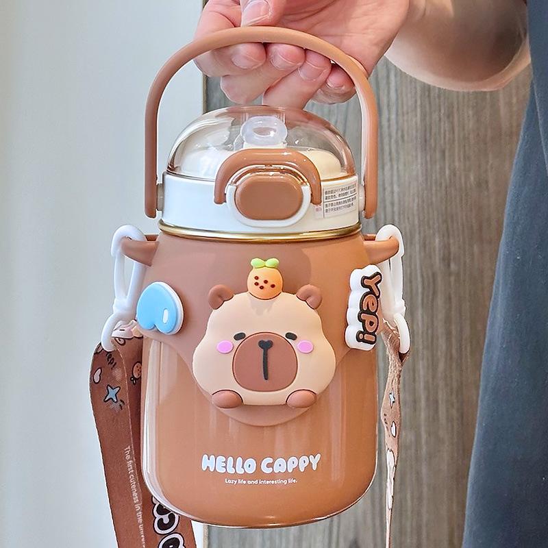 Дитячий термос Capybara для дівчаток, спеціальна солом яна чашка для води, нова пляшка для води великої місткості через плече Capybara
Дитячий термос Capybara для дівчаток, спеціальна солом яна чашка для води, нова пляшка для води великої місткості через плече Capybara