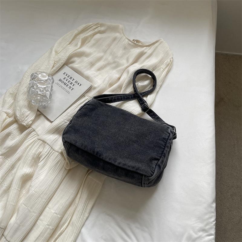 Women s High-capacity Denim Tote Bag Autumn New Versatile Western Style Crossbody Shoulder Bags Resistant and Durable
Women s High-capacity Denim Tote Bag Autumn New Versatile Western Style Crossbody Shoulder Bags Resistant and Durable