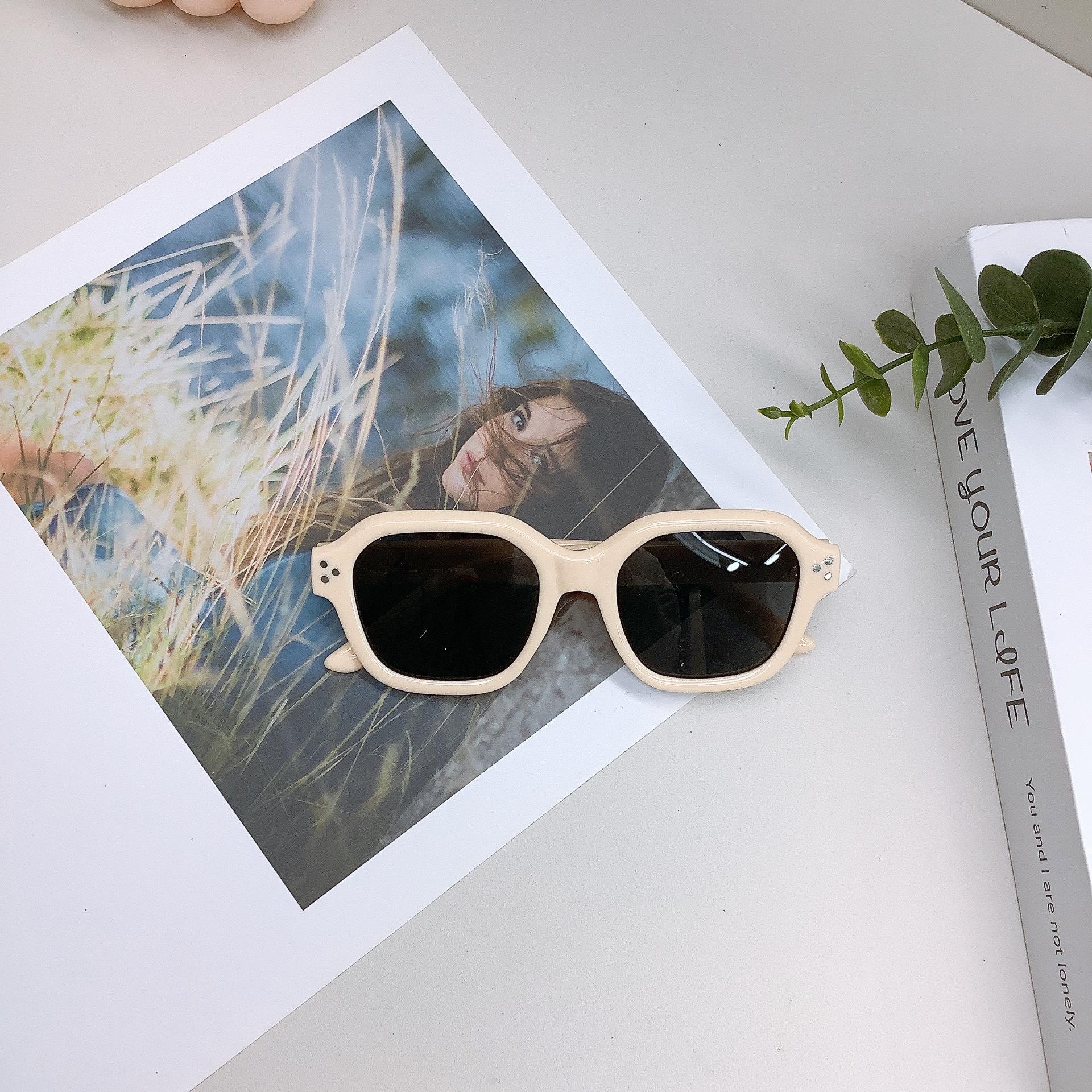 Детские солнцезащитные очки Модные индивидуальные детские солнцезащитные очки Защита от солнца Защита от ультрафиолета Милые детские очки бежевый
Детские солнцезащитные очки Модные индивидуальные детские солнцезащитные очки Защита от солнца Защита от ультрафиолета Милые детские очки бежевый