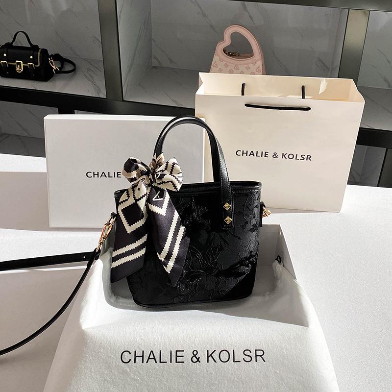Fashionable and Popular Bow Bucket Bag, New Niche Embroidered Handbag чорний
Fashionable and Popular Bow Bucket Bag, New Niche Embroidered Handbag чорний