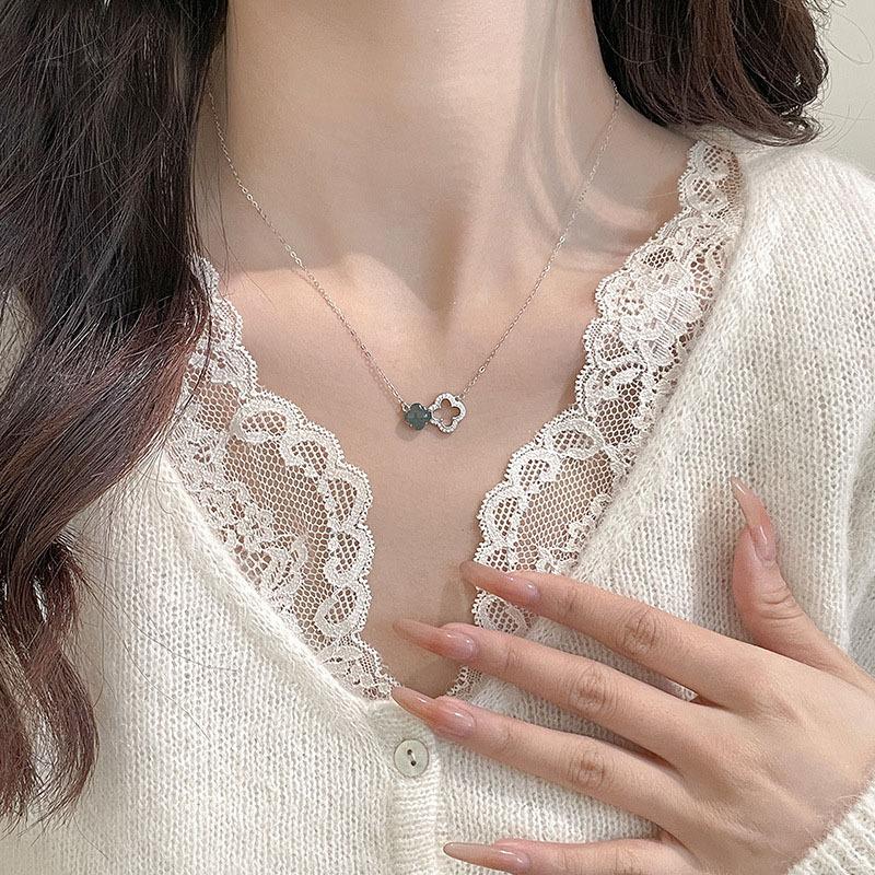 Zircon resin hollow flower necklace exquisite temperament high-end clavicle chain niche fashion light luxury jewelry
Zircon resin hollow flower necklace exquisite temperament high-end clavicle chain niche fashion light luxury jewelry