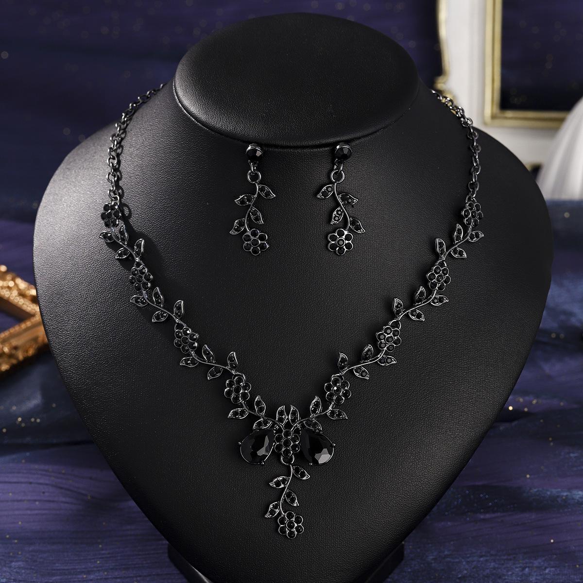 Retro Necklace And Earrings Set - Wedding Banquet Attire For Brides - Luxurious Ruby Two-piece Set
Retro Necklace And Earrings Set - Wedding Banquet Attire For Brides - Luxurious Ruby Two-piece Set