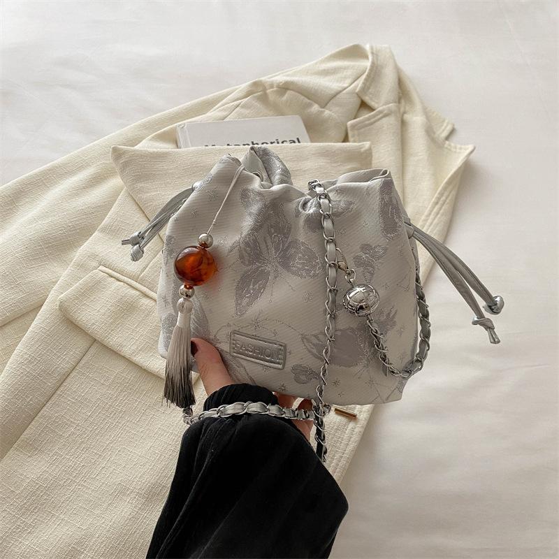 Простая и модная женская сумка 2024 года, летняя новая персонализированная красивая сумка-ведро, повседневная простая сумка через плечо, сумка-мессенджер серебряный