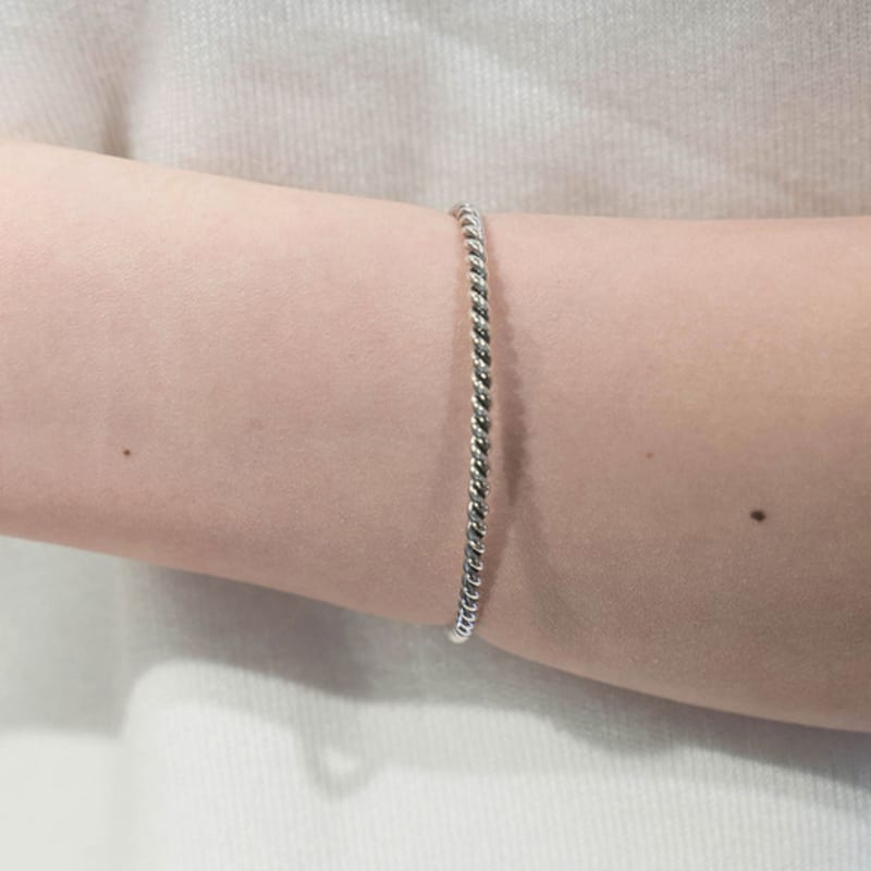HARANG HR 08B_Silver Twist Bangle Bracelet matte free
HARANG HR 08B_Silver Twist Bangle Bracelet matte free